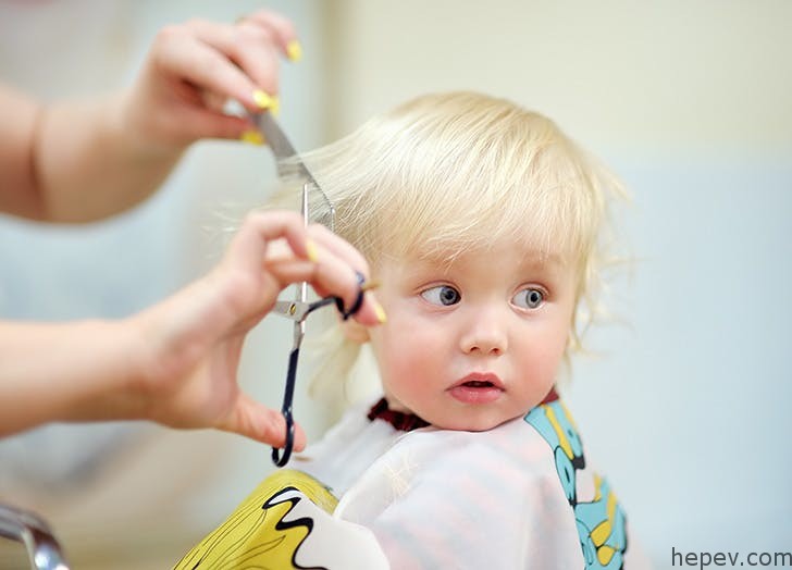 Bebek Saçı Nasıl Kesilir? Bebek Saçı Kesilirken Nelere Dikkat Edilmeli?